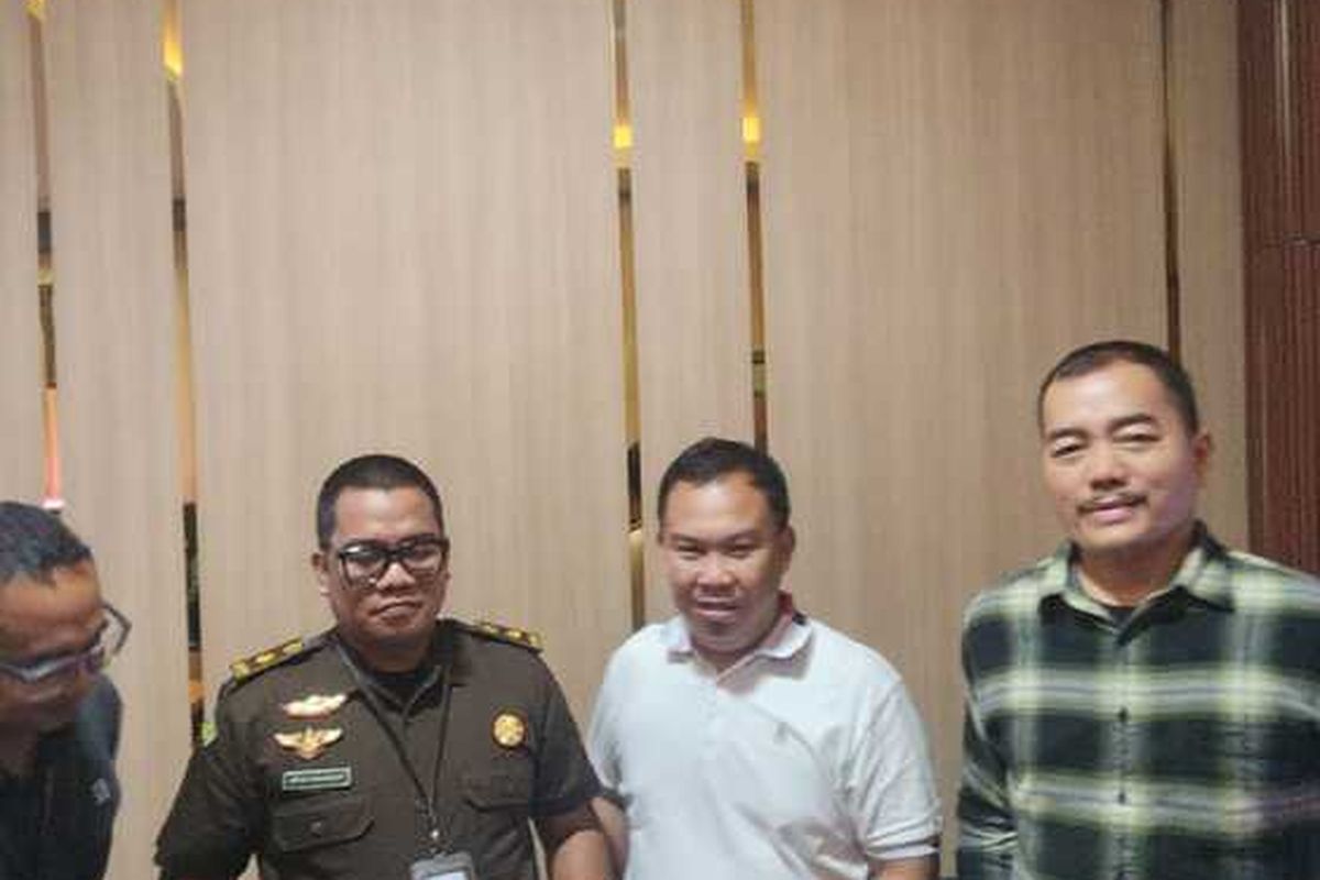 Jaksa Gedungan menggunakan pakaian dinas kejaksaan dan mengaku sebagai Direktur Penyidikan pada Kejati DK Jakarta hingga mengaku sebagai Direktur Penyidikan Jaksa Agung Muda Bidang Tindak Pidana Khusus (Jampidsus)