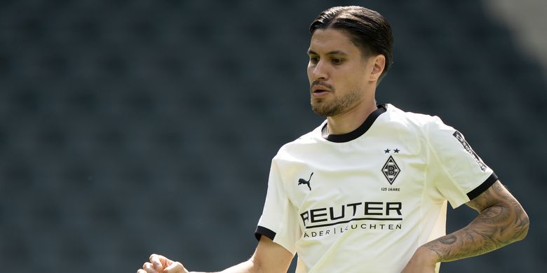 Kevin Diks berlari dengan bola dalam acara DFL Media Day di Borussia-Park pada 5 Agustus 2025 di Mönchengladbach, Jerman. (Foto oleh Pau Barrena/Bundesliga/Koleksi Bundesliga melalui Getty Images)