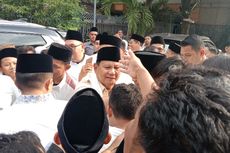 Prabowo Ziarahi Makam Pendiri NU dan Gus Dur, Santri Tebuireng Berebut Cium Tangan