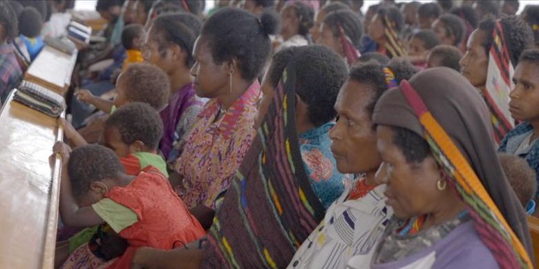Para pengungsi Nduga dan warga beribadah di Gereja Klasis Baliem Tengah, Jemaat Weneroma, Sinakma, Wamena.