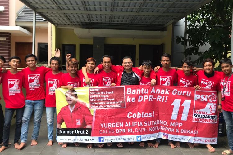 Calon anggota legislatif DPR RI dari Partai Solidaritas Indonesia (PSI) Yurgen Alifia saat berkampanye.