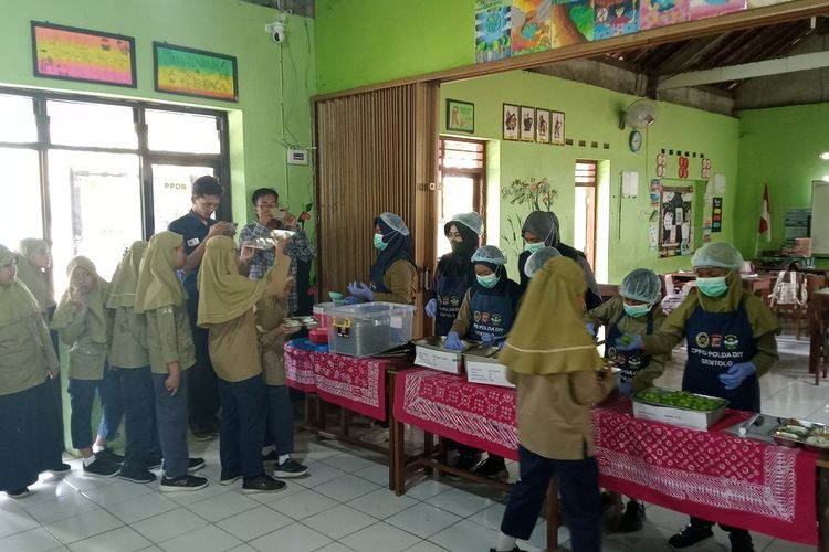 Bebas Tambah Nasi dan Lauk asal Antre, Uniknya Uji Coba MBG Prasmanan di Kulon Progo