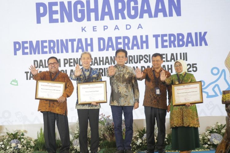 Pemkot Bogor meraih peringkat pertama sebagai pemerintahan kota terbaik dalam pencegahan korupsi dari KPK. 