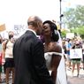 Pasangan Ini Rayakan Pernikahan Bersama Demonstran George Floyd