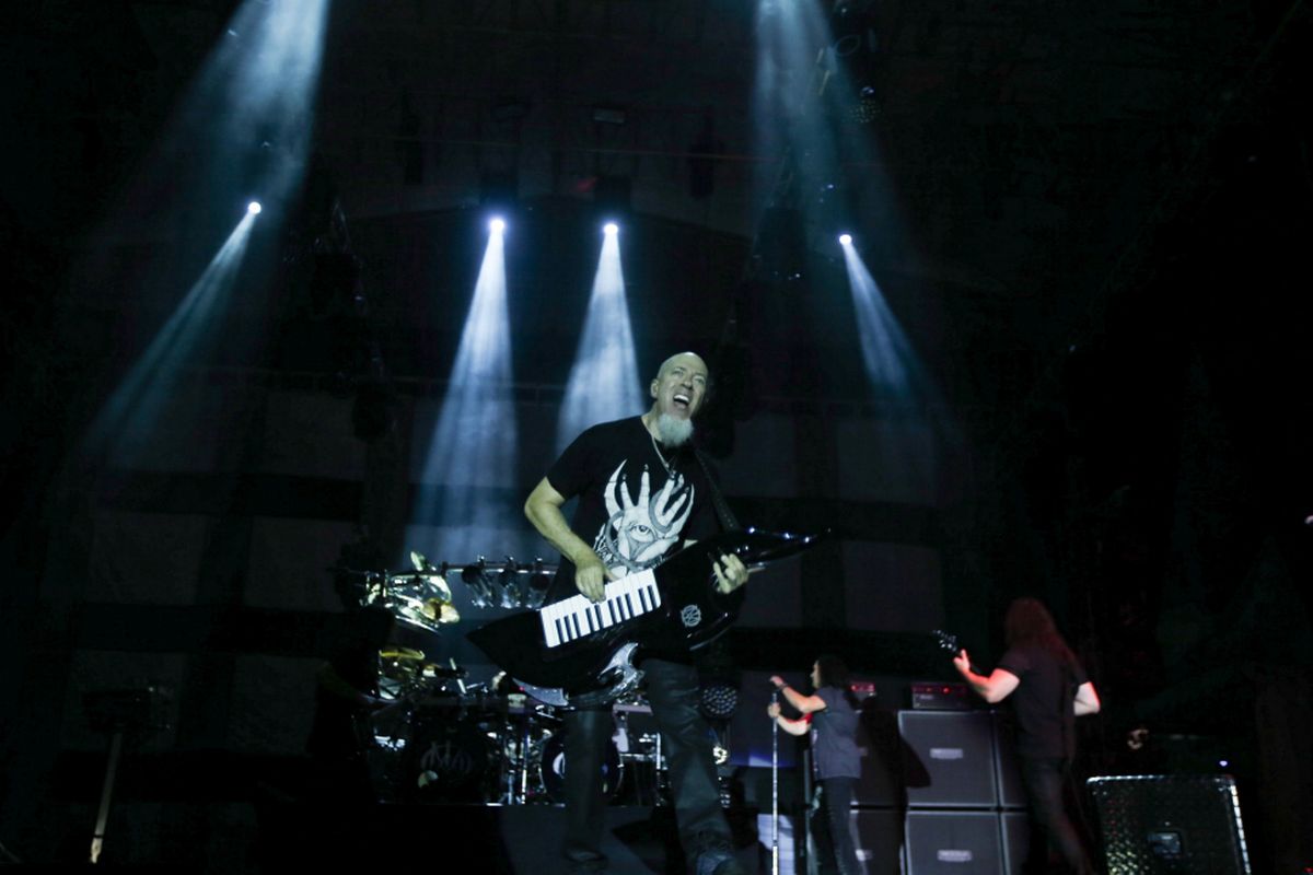 Personil Band Dream Theater, Jordan Rudess tampil di Festival Musik Rock JogjaRockarta di Stadion Kridosono, Yogyakarta, Jumat (29/9/2017). Jogjarockarta juga dimeriahkan band pembuka antara lain God Bless, Roxx, Power Metal, dan Death Vomit. KOMPAS IMAGES/KRISTIANTO PURNOMO
