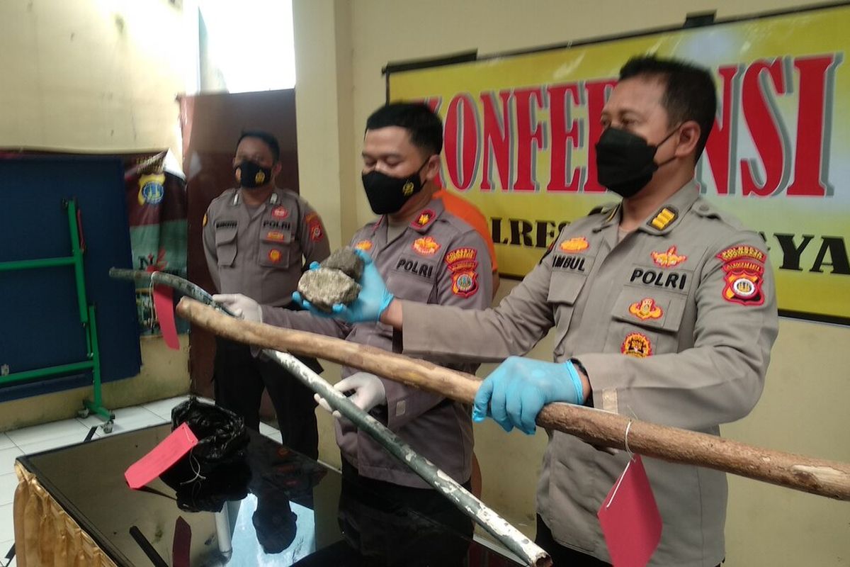 Kapolsek (tengah) Gondomanan Andhies saat memperlihatkan barang bukti, Selasa (4/1/2022)
