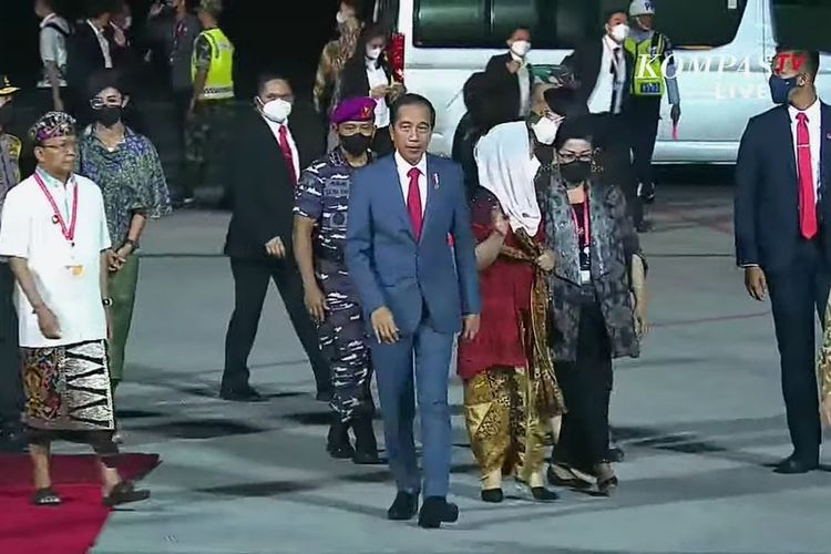 Presiden Joko Widodo tiba di Bandara I Gusti Ngurah Rai, Bali, pada Minggu (13/11/2022)