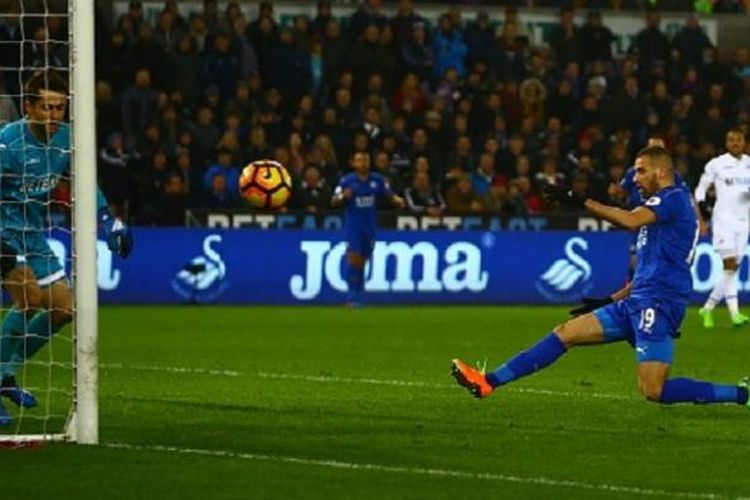 Striker Leicester City, Islam Slimani, gagal mengonversi peluang menjadi gol pada pertandingan Premier League di kandang Swansea City, Minggu (12/2/2017). 