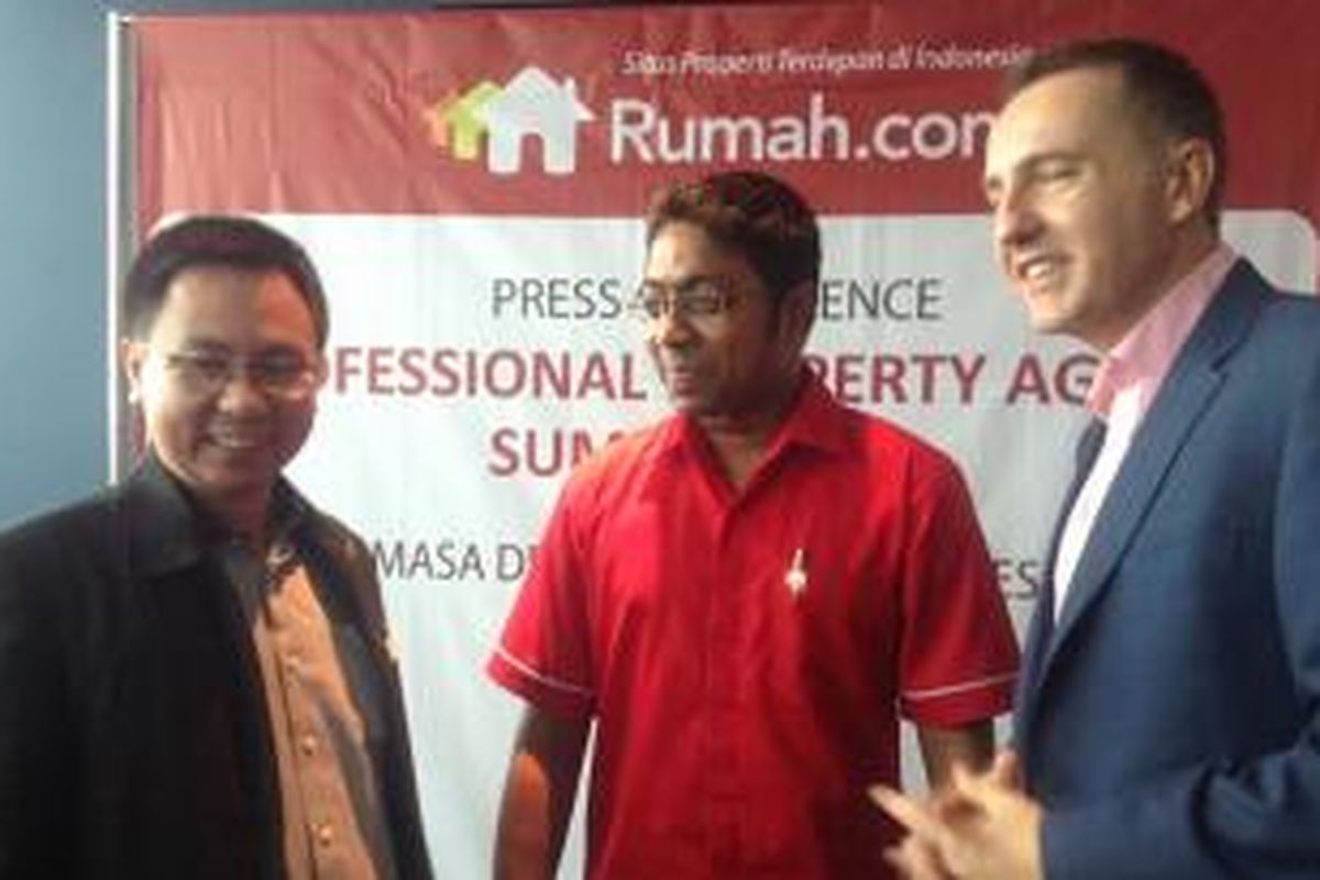 (ki-ka) CEO Indonesia Property Watch Ali Tranghanda, Country General Manager Rumah.com Wasudewan, dan CEO PropertyGuru Group Steve Melhuish usai konferensi pers acara Professional Property Agent Summit 2015, di Grand Indonesia, Jakarta (10/12/2015).