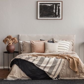 Ilustrasi kamar tidur dengan nuansa warna netral, kamar tidur bergaya Skandinavia.