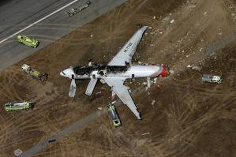 Foto udara ini menunjukkan sisa badan pesawat Boeing 777 milik Asiana Airlines yang jatuh di bandara internasional San Francisco, AS.