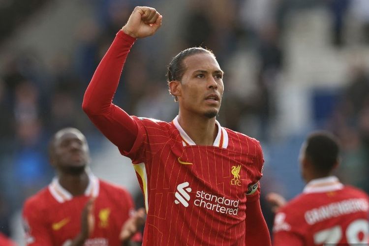 Bek Liverpool Virgil van Dijk merayakan kemenangan setelah laga Liga Inggris antara Leicester City dan Liverpool di Stadion King Power di Leicester, Inggris bagian tengah pada tanggal 20 April 2025. Leicester terdegradasi dari Liga Primer setelah kalah 1-0 dari Liverpool.