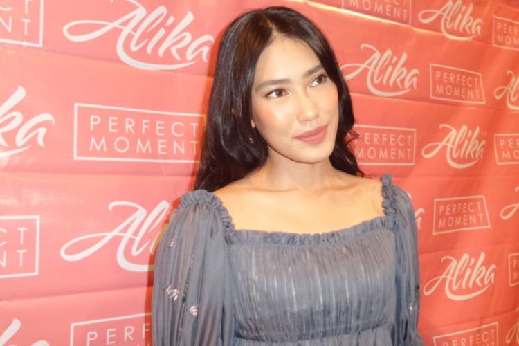 Alika Islamadina berpose di Lounge XXI Plaza Senayan, Jakarta Pusat, Senin (20/3/2018). Ia merilis album bertajuk Perfect Moment.