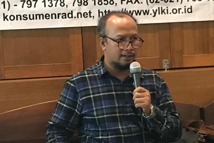 Ketua Harian Yayasan Lembaga Konsumen Indonesia (YLKI), Tulus Abadi saat menggelar konferensi pers di Jakarta, Jumat (16/11/2018).