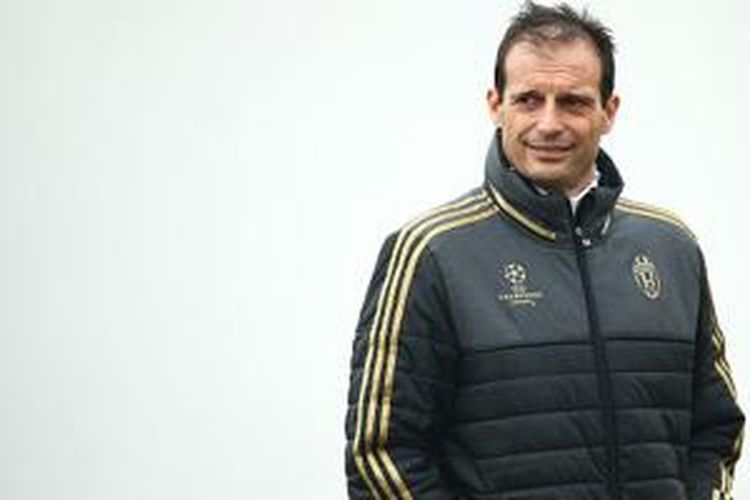 Massimiliano Allegri saat memimpin latihan Juventus pada Senin (7/12/2015). 