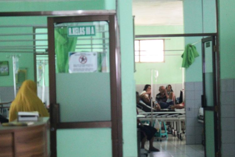 Sejumlah pasien DBD tengah menjalani perawatan di salah satu ruangan di RSUD Sayang, Cianjur, Rabu (23/10/2019). Dari belasan pasien DBD satu orang meninggal dunia