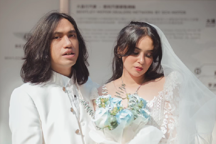 Ayushita resmi menikah dengan bassist Barasuara, Gerald Situmorang, yang akrab disapa Gesit.