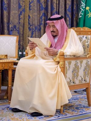 Raja Saudi, Salman bin Abdelaziz sedang membaca dokumen di Istana, Riyadh, Arab Saudi. 8 Maret 2020.