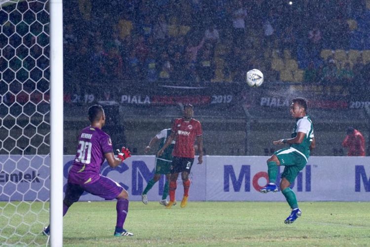Penyerang sayap Persebaya Surabaya, Irfan Jaya (kanan) saat menyundul bola ke gawang Perseru Serui yang dikawal pada Hendra Mole (kiri) pada laga pertama Grup A Piala Indonesia 2019 di Stadion Si Jalak Harupat, Sabtu (02/03/2019).