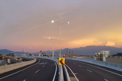 Dari Tol BORR, Panorama Gunung Salak yang Indah Terlihat Jelas