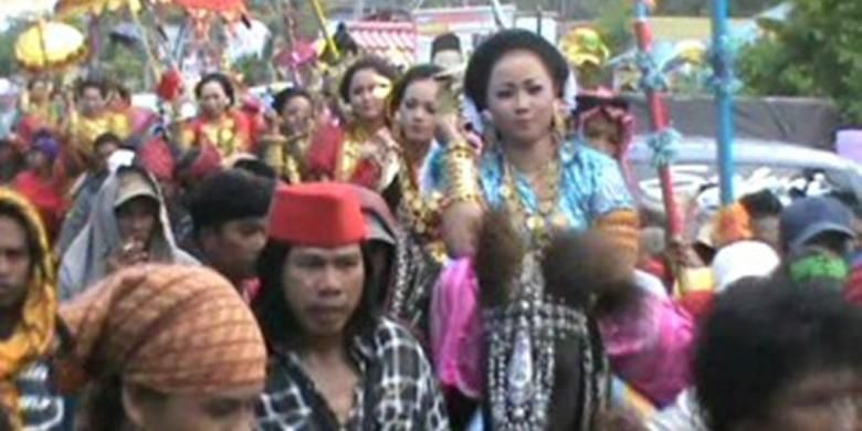 Suasana kontes kecantikan ala suku Mandar di sulawesi barat. Puluhan gadis cantik mewakili dusun dan desa mereka tampil di ajang bergengsi bagi warga suku  Mandar di Majane.