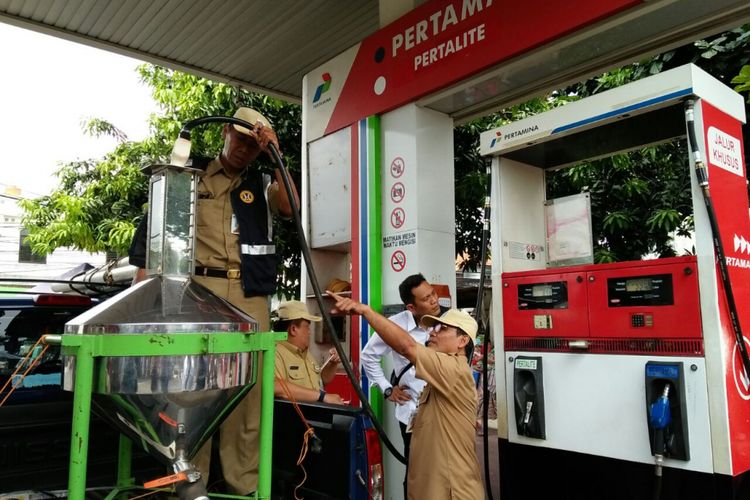 Pengecekan SPBU di Condet yang diduga melakukan kecurangan, Senin (26/3/2018)