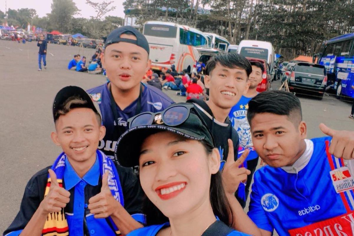 Abdul Muqit (di belakang, tidak bertopi) berfoto bersama sahabatnya Faiqotul Hikmah. Sang sahabat menjadi salah satu korban meninggal dalam tragedi Kanjuruhan.