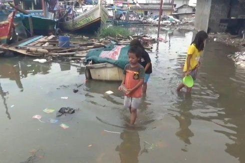 Kampung Nelayan Muara Angke Terendam Banjir akibat Air Pasang dan Hujan