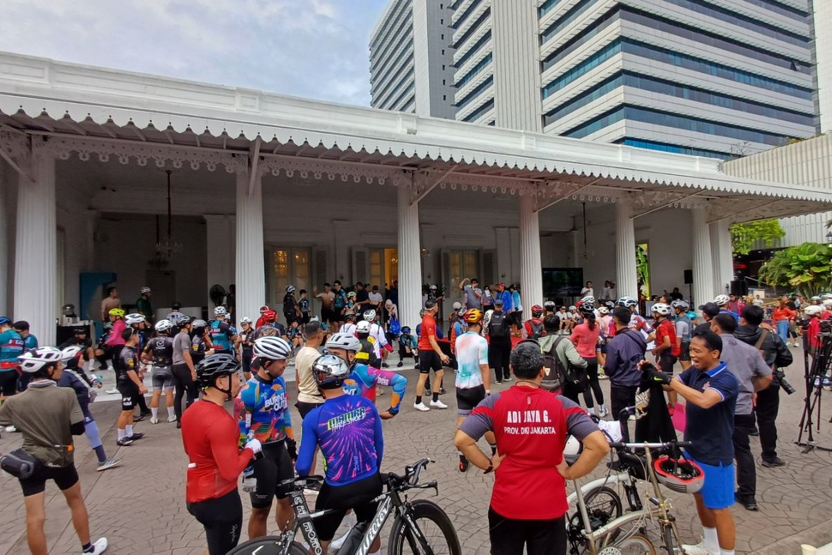 Suasana meriah menyelimuti pelataran Balai Kota Jakarta pada Sabtu (19/4/2025), saat ratusan pesepeda dari berbagai komunitas berkumpul usai mengikuti acara Silaturahride With Mas Pram.