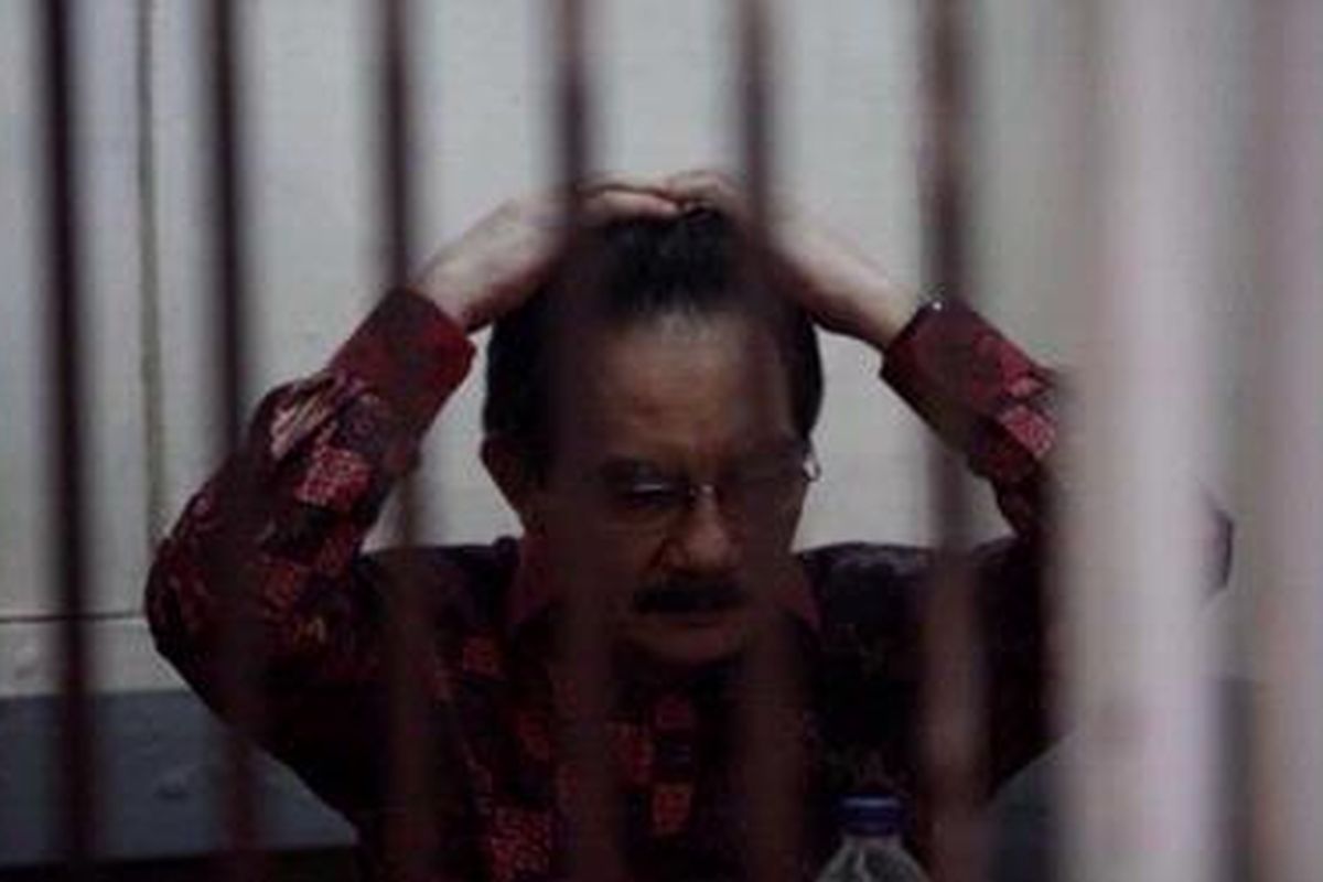 Antasari Azhar, terdakwa kasus pembunuhan  Direktur PT Putera Rajawali Banjaran, Nasrudin Zulkarnaen, menunggu untuk menjalani sidang lanjutan, di Pengadilan Negeri Jakarta Selatan, Jumat (05/02/2010). Sidang kali ini dengan agenda pembacaan duplik. KOMPAS IMAGES/KRISTIANTO PURNOMO