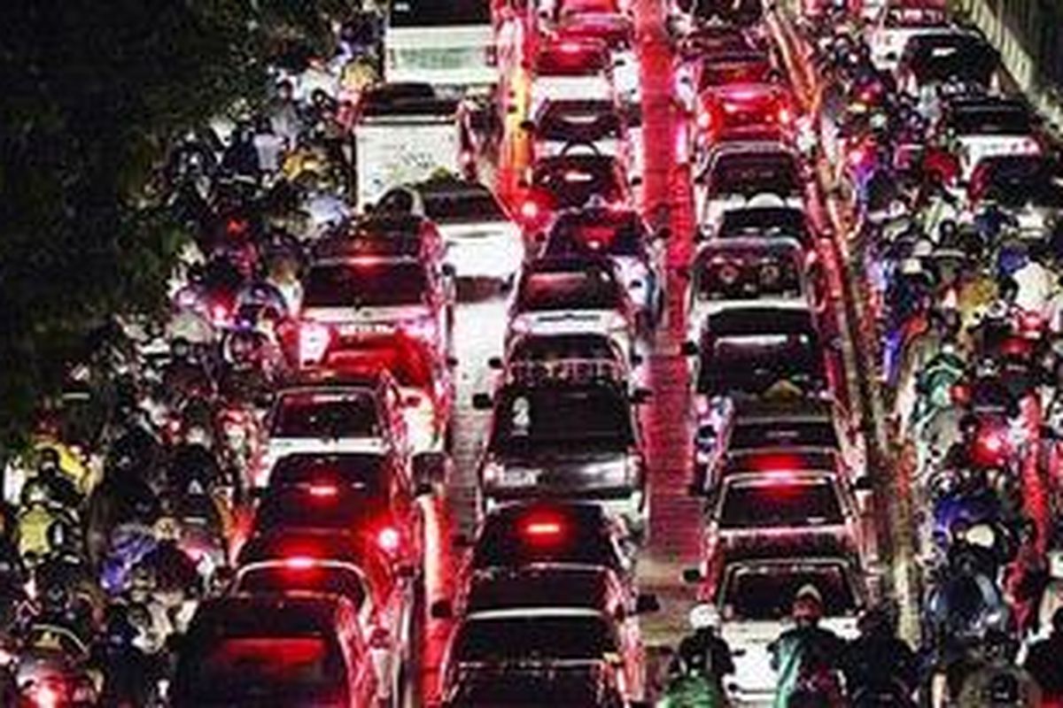 Kemacetan panjang di Jalan Gatot Subroto di sekitar kawasan Pancoran, Jakarta Selatan, hingga Senin (25/10/2010) pukul 21.00 belum terurai. Hujan deras di Kota Jakarta dan sekitarnya yang berlangsung sepanjang siang hingga malam hari telah melumpuhkan lalu lintas di Ibu Kota akibat banyaknya genangan air di seluruh penjuru kota.