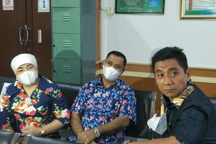 Pihak penggugat hak perwalian Gala Sky, Faisal (tengah) bersama istrinya dan pengacara Sandy Arifin saat menunggu sidang dimulai di PA Jakarta Barat, Rabu (23/3/2022).