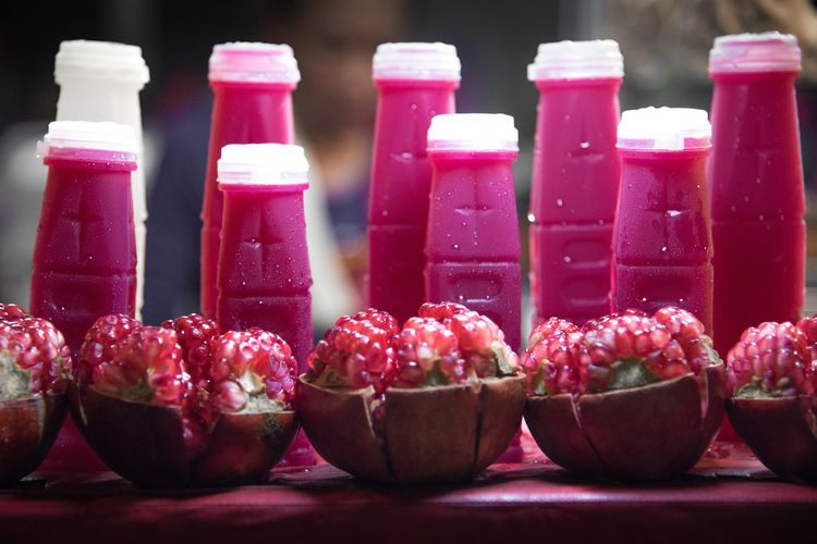Di usia 40 tahun, kurangi konsumsi minuman sari buah kemasan yang mengandung terlalu banyak zat gula.