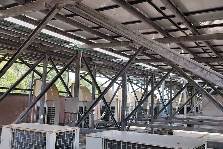 Instalasi Pembangkit Listrik Tenaga Surya (PLTS) di atap bangunan dalam Kompleks Pertamina Hulu Mahakam, Balikpapan, Kalimantan Timur.