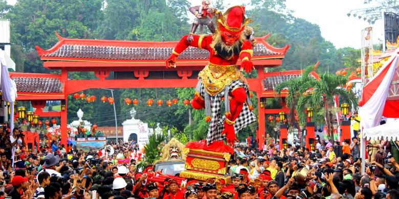 Arak-arakan hanoman sebagai simbol tahun kera di Cap Go Meh Bogor Street Festival 2016, Senin (22/2/2016).