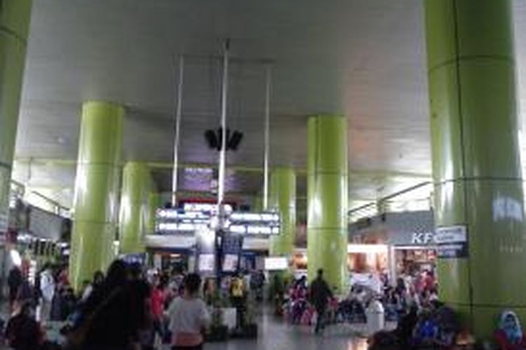 Suasana Stasiun Besar Gambir, Jakarta Pusat, Senin (21/7/2014).