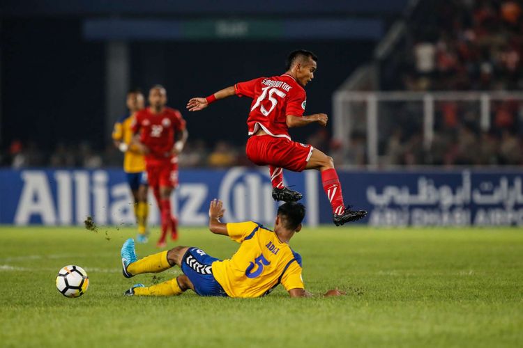 Pemain Persija Jakarta Riko Simanjutak berebut bola dengan pemain Tampines Rovers pada laga kedua Grup H Piala AFC di Stadion Utama Gelora Bung Karno, Jakarta, Rabu (28/2/2018). Persija menang telak dengan skor 4-1.