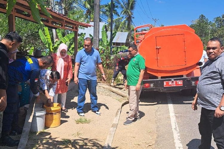 Pemerintah Kabupaten Gorontalo mendistribusikan air bersih di Desa Bakti Kecamatan Pulubala. Warga di desa ini kesulitan mendapatkan air bersih akibat dampak bencana kekeringan.