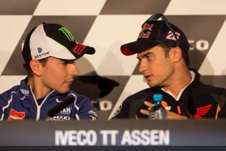 Pebalap Yamaha, Jorge Lorenzo (kiri) berbicara dengan pebalap Honda, Dani Pedrosa, saat konferensi pers jelang GP Belanda, Rabu (26/6/2013).