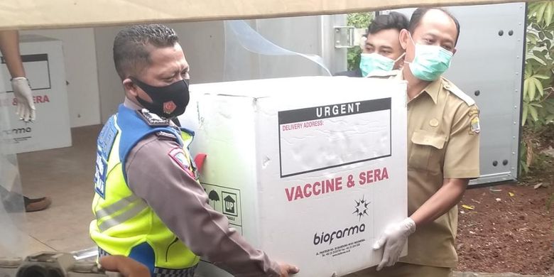Indonesian officials are carrying a box of Covid-19 vaccine that will be distributed to Serang in Banten Province.  