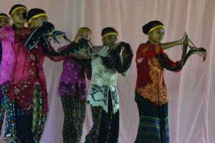 Pelajar Sekolah Menengah Pertama Katolik Waemokel, Kelurahan Watunggene, Kecamatan Kota Komba, Kabupaten Manggarai Timur, Flores, Nusa Tenggara Timur, membawakan tarian Lipa Songke.
