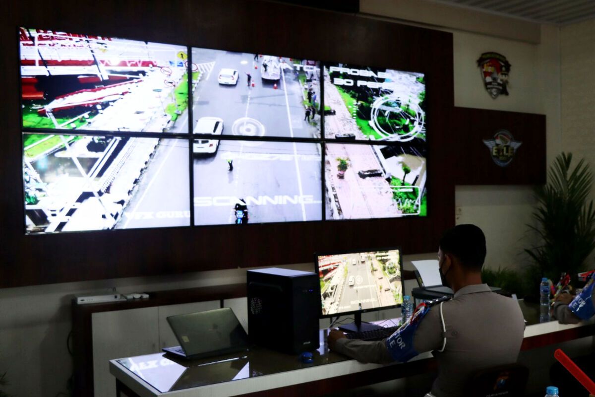 Petugas TMC Polres Blitar Kota mengawasi layar monitor yang terhubung pada kamera pengawas di tiga titik penerapan ETLE di Kota Blitar, Senin (27/12/2021)