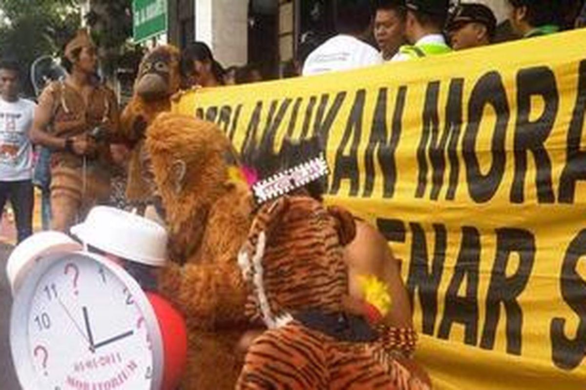 Lembaga swadaya masyarakat atau LSM bertaraf internasional yang fokus pada isu lingkungan hidup mendadak mengejutkan para tenaga pengamanan di kantor Menteri Koordinator Perekonomian Hatta Rajasa di Jalan Lapangan Banteng Timur, Jakarta. Sekitar 20 aktivis Greenpeace menggunakan kostum binatang buas dan pakaian pohon tanpa diketahui sudah berdiri di depan tangga utama Kantor Menko Perekonomian. Mereka menuntut penghentian penebangan hutan sementara. 