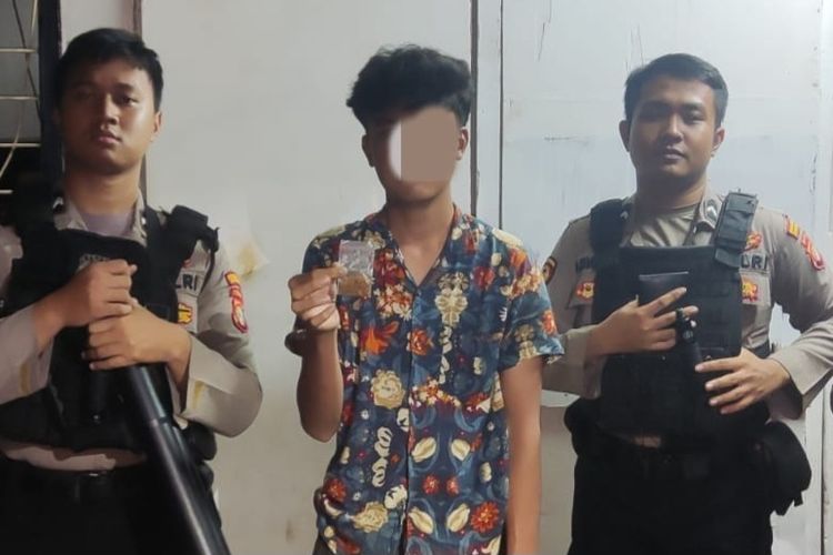Polisi menangkap seorang pemuda berinisial RM (17) atas kepemilikan tembakau sintetis di kawasan Kebayoran Lama, Jakarta Selatan, Minggu (19/11/2023).