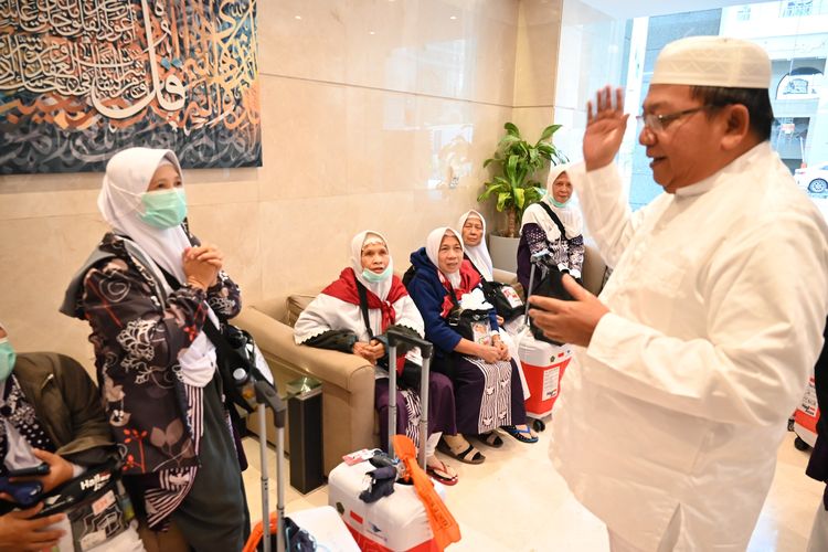 Anggota Timwas Haji DPR RI Abdul Wachid saat melakukan inspeksi hotel transit jemaah haji Indonesia di Hotel Taiba Suites, Madinah, Senin (24/6/2024)