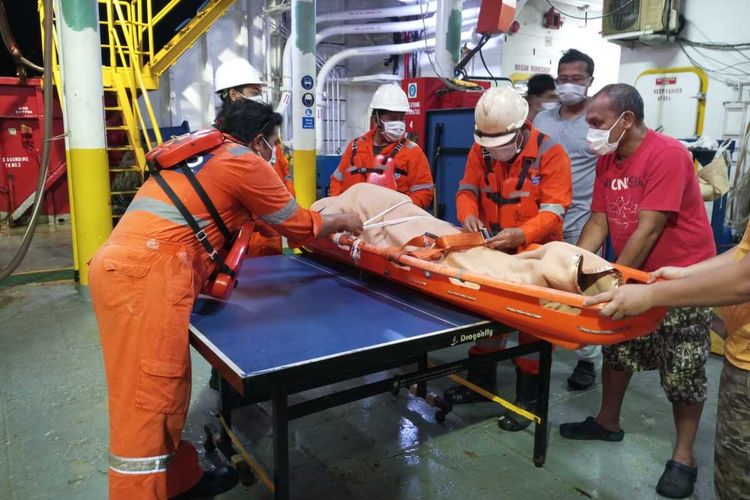 Tim SAR mengevakuasi ABK Kapal kargo yang meninggal saat berlayar di Selat Lombok, Sabtu (24/12/2022).