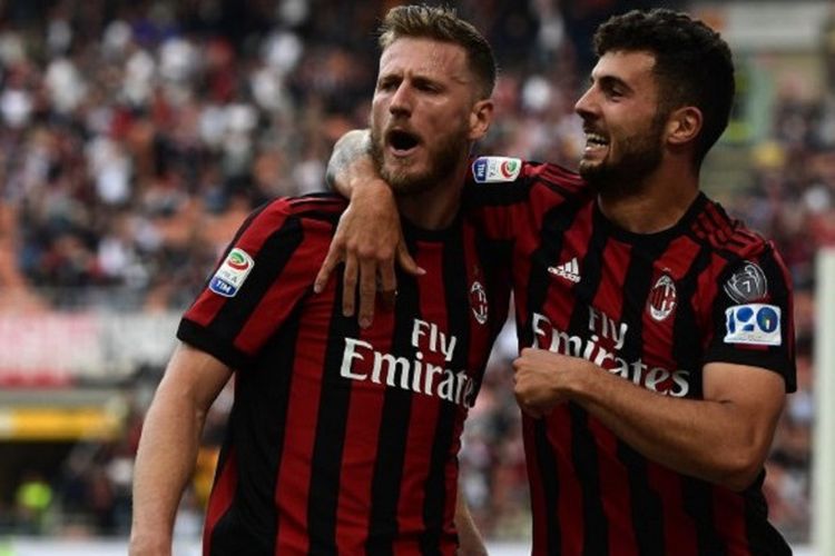 Pemain AC Milan, Ignazio Abate (kiri) dan Patrick Cutrone (kanan) merayakan gol yang dia ciptakan ke gawang Hellas Verona pada Sabtu (5/5/2018) di San Siro.