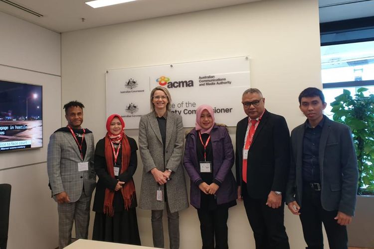 Dari kiri ke kanan: Hermanus Dimara (Konsul KJRI Sydney), Dewi Setyarini (Komisioner KPI), Fiona Cameron (anggota ACMA), Nuning Rodiyah (Komisioner KPI), Hardly Stefano (Komisioner KPI), dan penerjemah dalam kunjungan ke ACMA di Sydney, Australia, pada Rabu (19/6/2019).