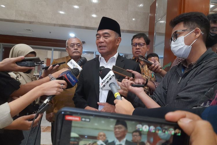 Pelaksana Tugas (Plt) Menpora Muhadjir Effendy di Kompleks Parlemen Senayan, Jakarta usai rapat kerja Komisi X DPR membahas Piala Dunia U-20, Selasa (28/3/2023).