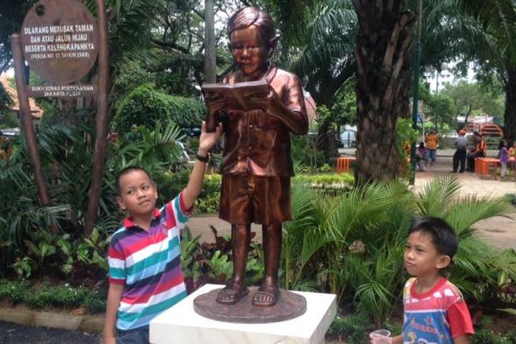 Patung Abdurrahman Wahid atau Gus Dur semasa kecil di Taman Amir Hamzah, Menteng, Jakarta Pusat, diresmikan Sabtu (25/4/2015) siang.
